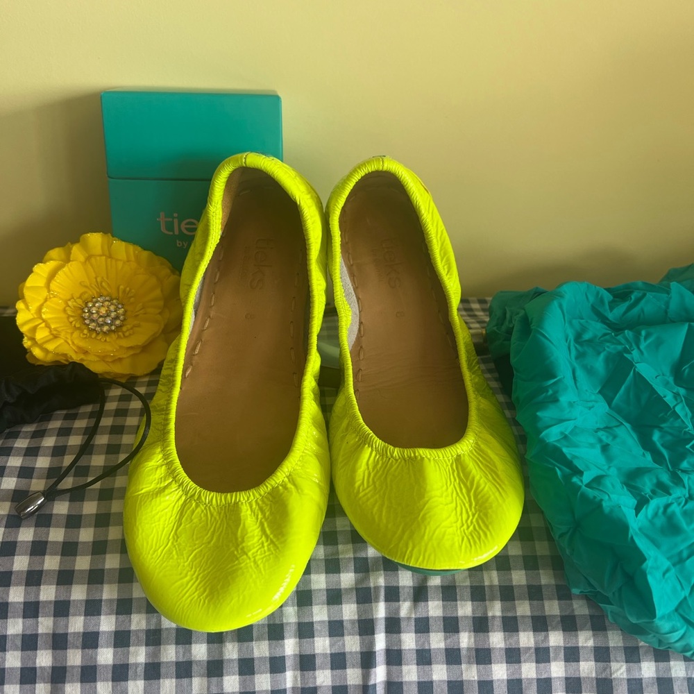 Tieks patent ballet flats  neon yellow size 8 EUC